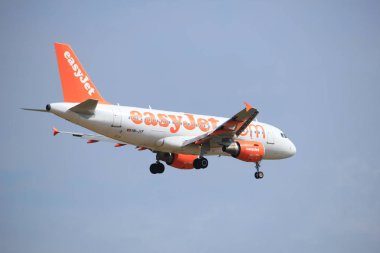 Amsterdam, Hollanda - 21 Temmuz 2016: Hb-Jyf arası easyjet İsviçre Airbus A319-Schiphol Amsterdam Airport, Polderbaan pist yaklaşan Basel, İsviçre gelen 111,