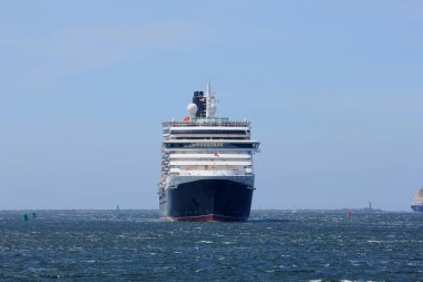 IJmuiden, Hollanda - 5th Haziran 2017: Kraliçe Victoria, Cunard Kuzey Deniz kanal Kuzey Denizi doğru Ijmuiden içinde kilitle