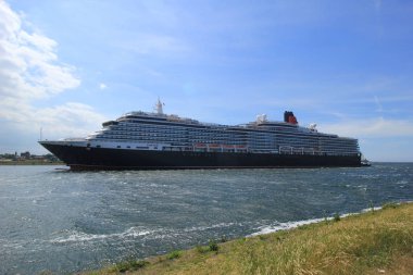 IJmuiden, Hollanda - 5th Haziran 2017: Kraliçe Victoria, Cunard Kuzey Deniz kanal Kuzey Denizi doğru Ijmuiden içinde kilitle