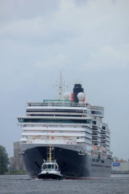 Velsen, Hollanda - 7 Haziran 2017: Kraliçe Victoria, Cunard ağır hava Ijmuiden deniz kilit doğru kanalda Kuzey Denizi ve Kuzey Denizi üzerinde