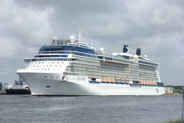 Velsen, Hollanda - 9 Haziran 2017: Kuzey Denizi Kanalı 'nda IJmuiden deniz kilidi ve Kuzey Denizi' ne doğru Ünlülerin Tutulması