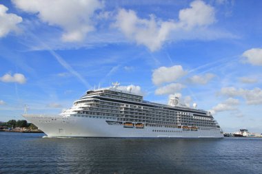Velsen, Hollanda - 16 Haziran 2017: yedi denizler Explorer - Regent Cruises Kuzey Denizi doğru Kuzey Deniz kanal