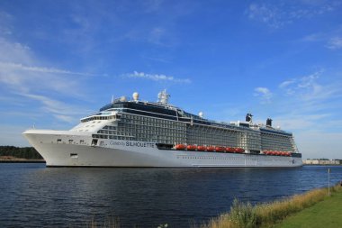Velsen, Hollanda - 20th Temmuz 2017: Solstice-sınıfı gemi sahibi ve işleticisi tarafından Meyer Werft, Papenburg inşa Celebrity Cruises, cruise ünlü siluet olan. Siluet 315 m (1.033 ft) uzun olduğunu.