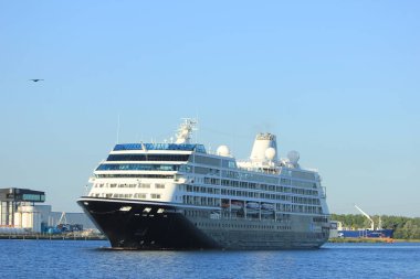 Velsen, Hollanda - Haziran 20nd 2018: Kuzey Denizi kanalı Ijmuiden deniz kilit Azamara yolculuk