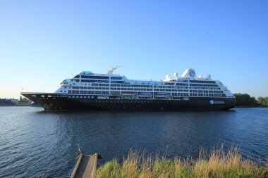 Velsen, Hollanda - Haziran 20nd 2018: Kuzey Denizi kanalı Ijmuiden deniz kilit Azamara yolculuk
