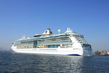 Velsen, Hollanda - Nisan, 20 2018: Velsen, Hollanda - Nisan, 20 2018: Kuzey Denizi kanalı, denizlerde Ms parlak Royal Caribbean International tarafından işletilen