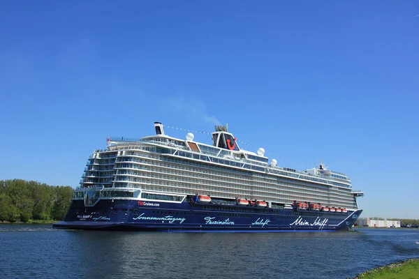 Velsen, Hollanda - 7 Mayıs 2018: Mein Schiff 1, Kuzey Deniz kanalda TUI yolculukları. Maiden Voyage.