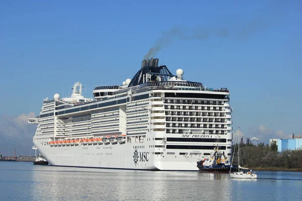 Velsen, Hollanda - 23 Eylül 2017: Msc Preziosa, sahibi ve işleticisi Msc Cruises Kuzey Denizi kanalı üzerinde bir yolcu gemisi
