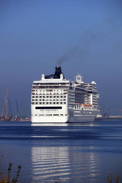 Velsen, Hollanda - Nisan, 20 2018: Msc Magnifica Kuzey Denizi cana, Msc Cruises tarafından işletilen.