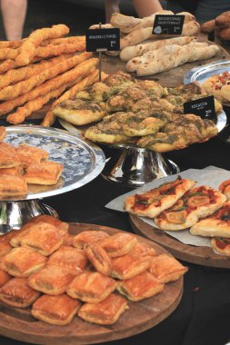 Bir pazarda lüks zanaat ekmek (metin etiketleri hakkında: Felemenkçe, Facaccia ürün ve fiyat bilgileri olan İtalyan bir sıralama, zeytin ve domates ekmek)