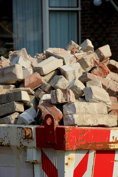 Stenen Een Container Buurt Van Een Bouwplaats Home Renovatie — Stockfoto