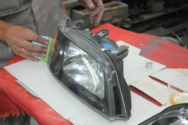 Man Refurbishing Car Headlight Clear Coating — Stock Photo, Image