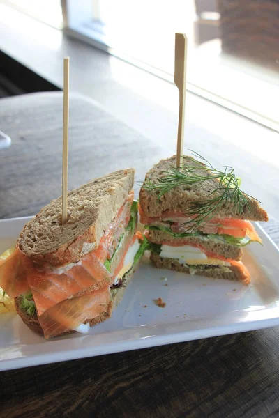 Panino Salmone Fresco Salmone Affumicato Lattuga Aneto Fresco Uova — Foto Stock