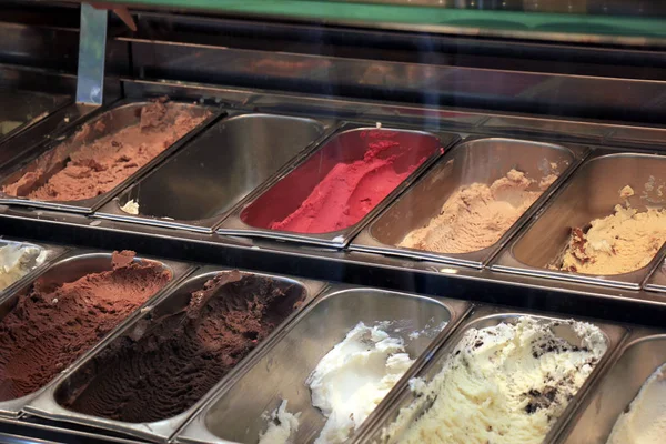 Verschillende Smaken Van Ijs Een Gelateria Stockafbeelding