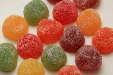 Şekerli meyve şekeri farklı şekil, renk ve boyutlarda.