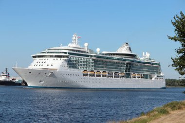 Velsen, Hollanda-3 Temmuz 2018: Kuzey Denizi kanalı, denizlerde parlak Royal Caribbean International tarafından işletilen