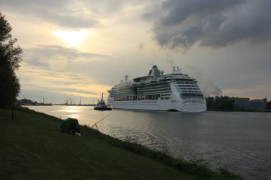 Velsen, Hollanda, 1 Mayıs 2017: Kuzey Denizi kanal Ijmuiden deniz kilit doğru Amsterdam'dan denizlerin Royal Caribbean Serenadı