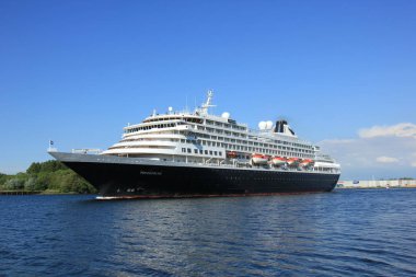 Velsen, Hollanda - Mayıs, 20 2017: Ms Prinsendam, yolcu Terminal Amsterdam'dan IJmuiden Kuzey Denizi sealock için yelken