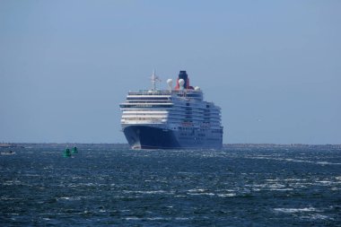 IJmuiden, Hollanda - 5th Haziran 2017: Kraliçe Victoria, Cunard Kuzey Deniz kanal Kuzey Denizi doğru Ijmuiden içinde kilitle