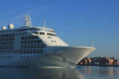 Velsen, Hollanda - 18th Haziran 2017: Silver Whisper - Silversea Yolculuk Amsterdam Cruise terminal doğru Kuzey Denizi kanalında