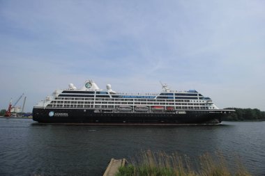 Velsen, Hollanda - 20 Haziran 2017: Azamara Journey - Azamara Kulüp Cruises Kuzey Denizi kanalı Amsterdam Cruise terminal doğru