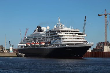 IJmuiden, Hollanda-30 Haziran th 2018: Prinsendam Ijmuiden deniz kilit bırakarak Holland America Line tarafından işletilen