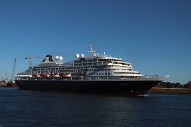 IJmuiden, Hollanda-30 Haziran th 2018: Prinsendam Ijmuiden deniz kilit bırakarak Holland America Line tarafından işletilen