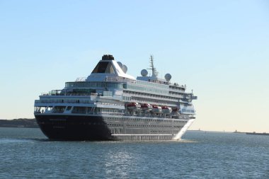 IJmuiden, Hollanda-30 Haziran th 2018: Prinsendam Ijmuiden deniz kilit bırakarak Holland America Line tarafından işletilen