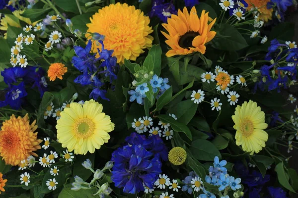 Smíšené Květinové Aranžmá Různé Květy Různých Odstínech Žluté Modré — Stock fotografie