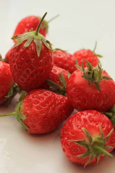 Große Frische Erdbeeren Auf Weißem Hintergrund — Stockfoto