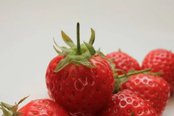 Große Frische Erdbeeren Auf Weißem Hintergrund — Stockfoto