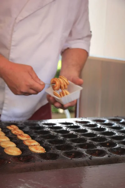 Poffertjes Panquecas Pequenas Fofas Holandesas Feitas Chapa Ferro Fundido Quente — Fotografia de Stock