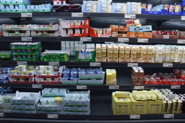IJmuiden, Hollanda, 4th Temmuz 2018: süt bir süpermarkette. yoğurt ve süt. Metin etiketleri hakkında: Felemenkçe, ürün bilgileri Euro fiyatları.