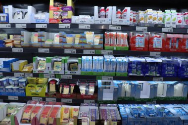 IJmuiden, Hollanda, 4th Temmuz 2018: süt bir süpermarkette. Peynir ve süt. Metin etiketleri hakkında: Felemenkçe, ürün bilgileri Euro fiyatları.