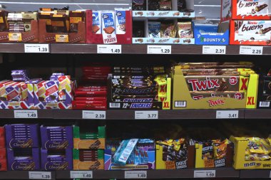 IJmuiden, Hollanda, 4th Temmuz 2018: çikolata ve gofret bir süpermarkette. Metin etiketleri hakkında: Felemenkçe, ürün bilgileri Euro fiyatları.