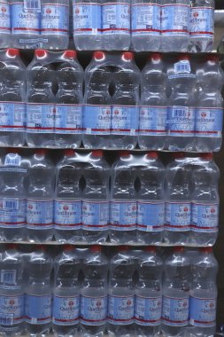 IJmuiden, Hollanda, 4th Temmuz 2018: şişe maden suyu bir süpermarkette