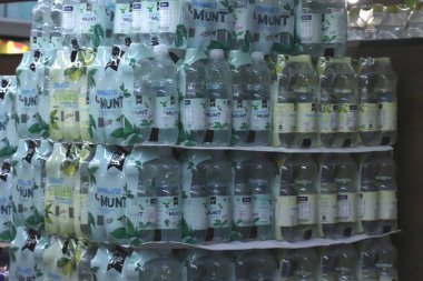 IJmuiden, Hollanda, 4th Temmuz 2018: aromalı maden suyu bir süpermarkette