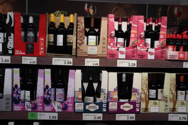 IJmuiden, Hollanda, 4th Temmuz 2018: şarap bir süpermarket bölümünde. Metin etiketleri hakkında: Felemenkçe, ürün bilgileri Euro fiyatları.