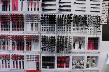 IJmuiden, Hollanda, 4th Temmuz 2018: büyük eczane sergilenen çeşitli kozmetik ürünleri. Etiketler: ürün açıklaması Euro Hollanda, fiyatlarındaki