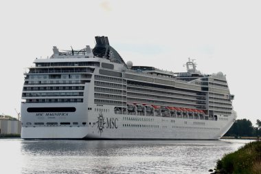 Velsen, Hollanda - 5th Temmuz 2018: Msc Magnifica Kuzey Denizi kanal, Msc Cruises tarafından işletilen.