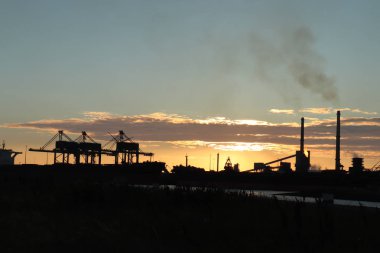 IJmuiden, Hollanda - 5th Temmuz 2018: Tata Çelik şirketi Ijmuiden tarafından günbatımı