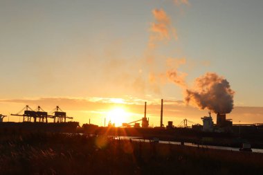 IJmuiden, Hollanda - 5th Temmuz 2018: Tata Çelik şirketi Ijmuiden tarafından günbatımı
