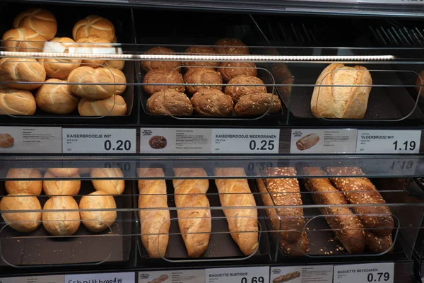 Ijmuiden Holanda Julho 2018 Vários Tipos Pão Supermercado Texto Sobre — Fotografia de Stock