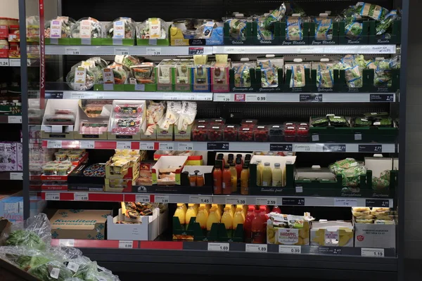 2018年7月4日 Ijmuiden 超市冰箱里的沙拉和果汁 标签上的文本 产品信息荷兰语 欧元价格 — 图库照片
