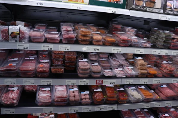 IJmuiden, Hollanda, 4th Temmuz 2018: paketlenmiş et market buzdolabı farklı türde. Metin etiketleri hakkında: Felemenkçe, ürün bilgileri Euro fiyatları.