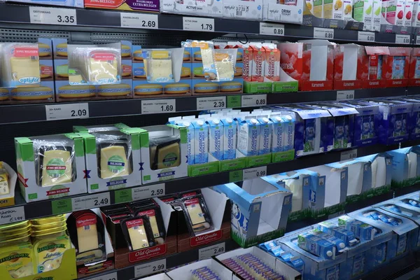 Ijmuiden Países Bajos Julio 2018 Lácteos Supermercado Queso Leche Texto —  Fotos de Stock