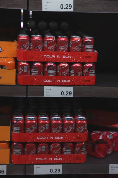 アイマウデン オランダ 2018 スーパーでコーラ缶します タグ上のテキスト ユーロの価格はオランダで 製品情報 — ストック写真