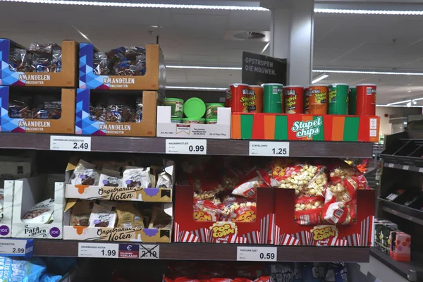 Ijmuiden Nederland Juli 2018 Chips Noten Een Supermarkt Tekst Tags — Stockfoto