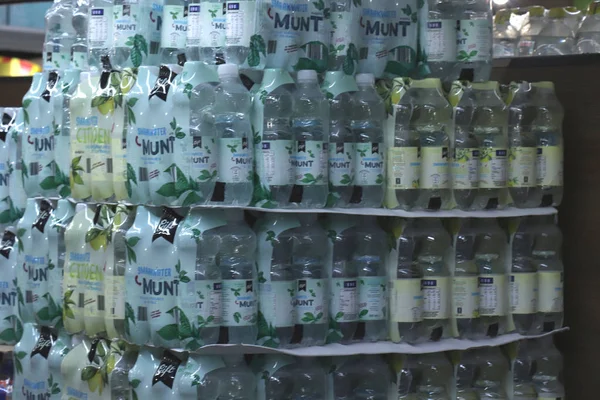 IJmuiden, Hollanda, 4th Temmuz 2018: aromalı maden suyu bir süpermarkette