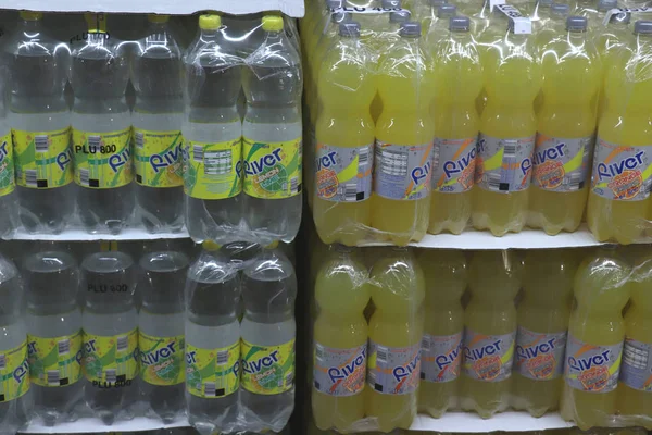 IJmuiden, Hollanda, 4th Temmuz 2018: bir süpermarkette limon ve portakal alkolsüz içecekler